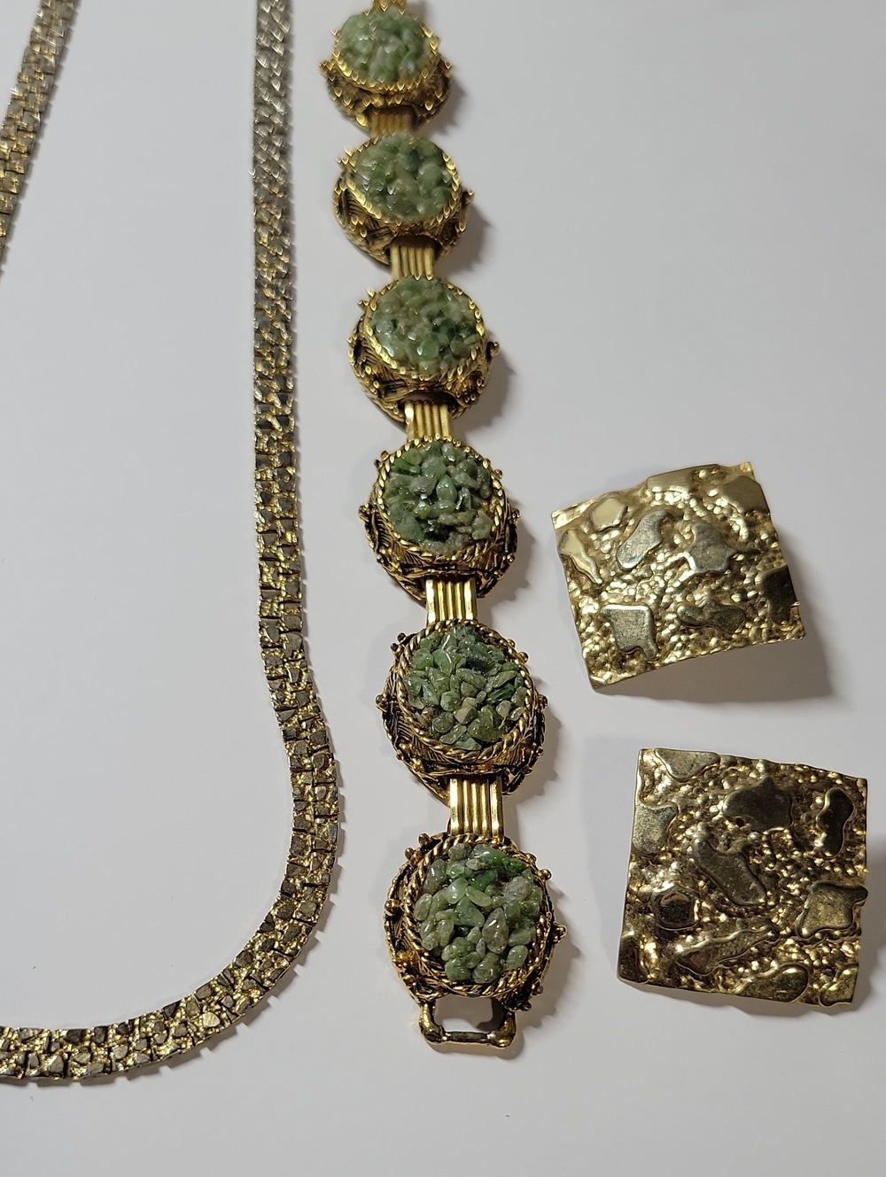 Gold-Tone Green Chip Bracelet – Elegant Women’s Statement Jewelry